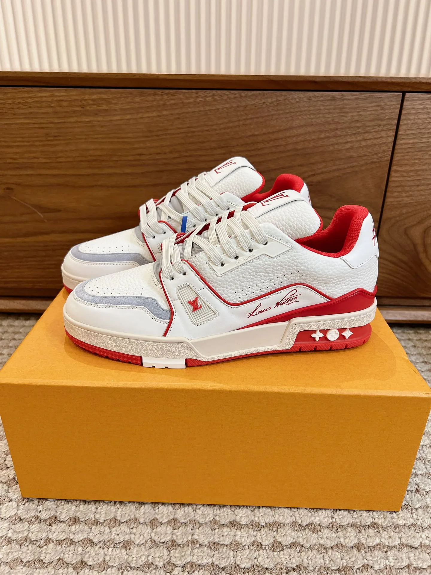 👟👟Ex-factory price 840👟👟 Dongguan high-end supply top version LV-Louis Vuitton 2022 catwalk new style, original 1:1 developed replica! ! It is very comfortable to wear on the foot. It is made of fine workmanship. The upper is spliced ​​with calfskin imported from Italy. The side is decorated with the brand's LOGO and signature. The cowhide foot pads are lined with mesh, making the foot feel super comfortable. The original two-color TPU combination outsole is specially provided by the original factory. Packing process: Goodyear stitching and overlocking Size: 35-44 standard size
